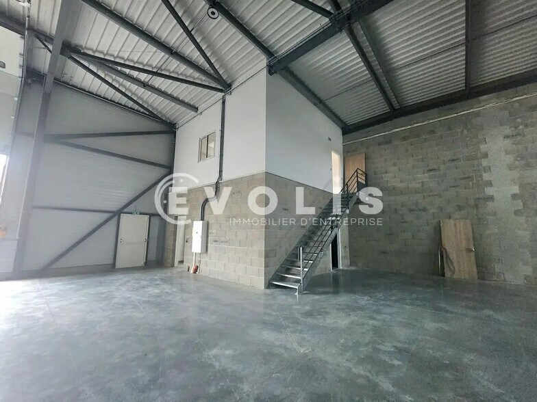 2 Rue Augustin Fresnel, Chassieu to rent - Building Photo - Image 1 of 20