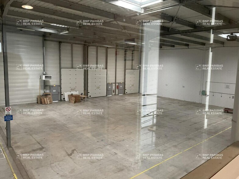 Light Industrial in Moissy-Cramayel to rent - Interior Photo - Image 3 of 25