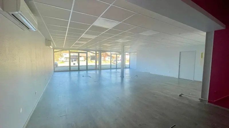 Location Commerce 139 m² - Photo 1