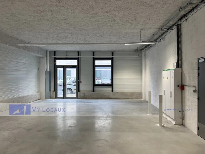 Light Industrial in Nanterre to rent - Interior Photo - Image 2 of 6