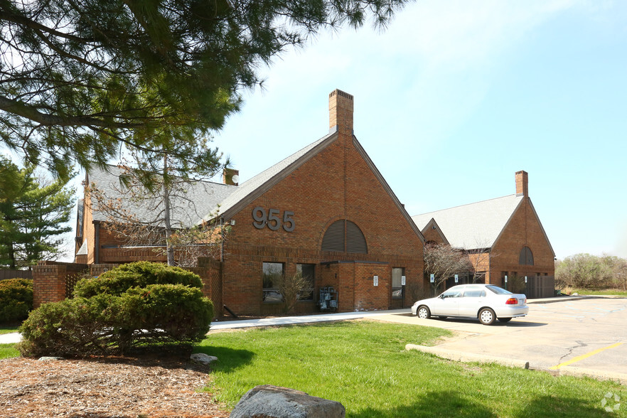 905 W Eisenhower Cir, Ann Arbor, MI for rent - Building Photo - Image 2 of 15