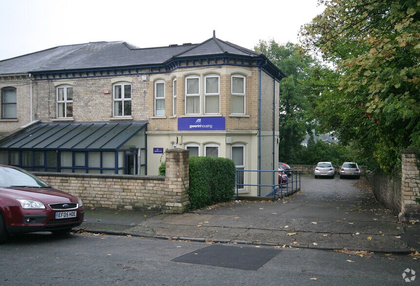 4 Gold Tops, Newport to rent - Primary Photo - Image 1 of 1