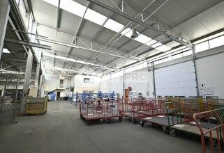 Light Industrial in Saint-Genis-Laval to rent Interior Photo- Image 1 of 10