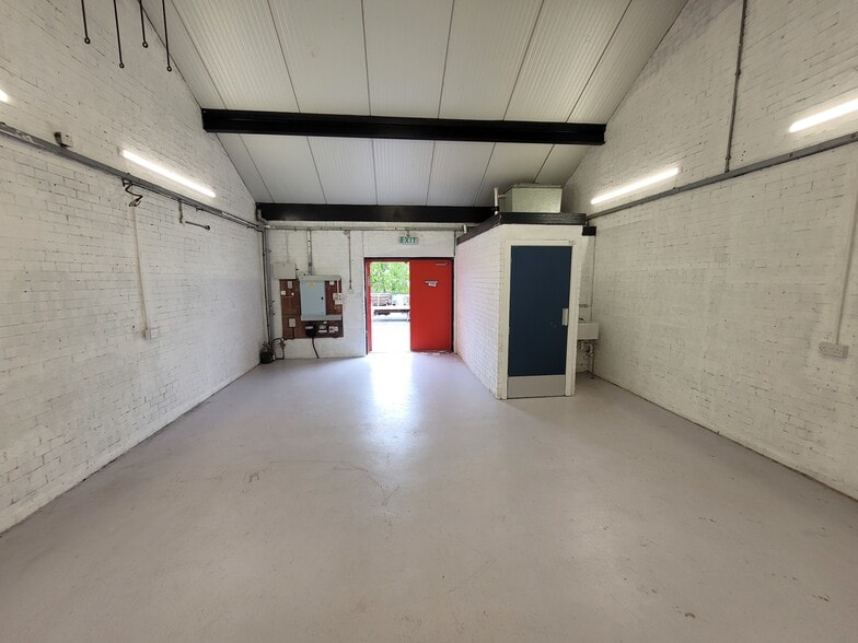 106 Barloch St, Glasgow to rent - Building Photo - Image 2 of 3