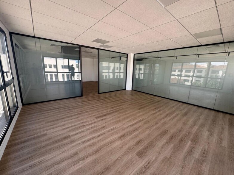 Office in Aubagne to rent - Interior Photo - Image 1 of 7