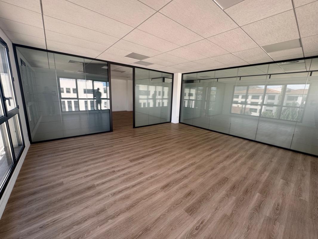Office in Aubagne to rent Interior Photo- Image 1 of 8