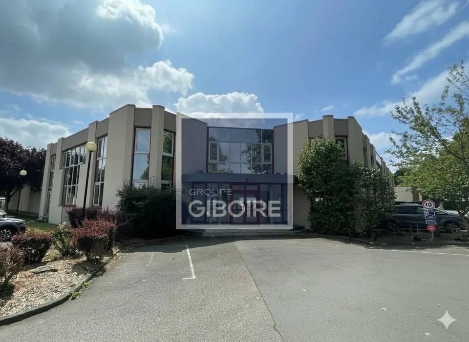 Location Entrepôt 3 530 m² - Photo 1