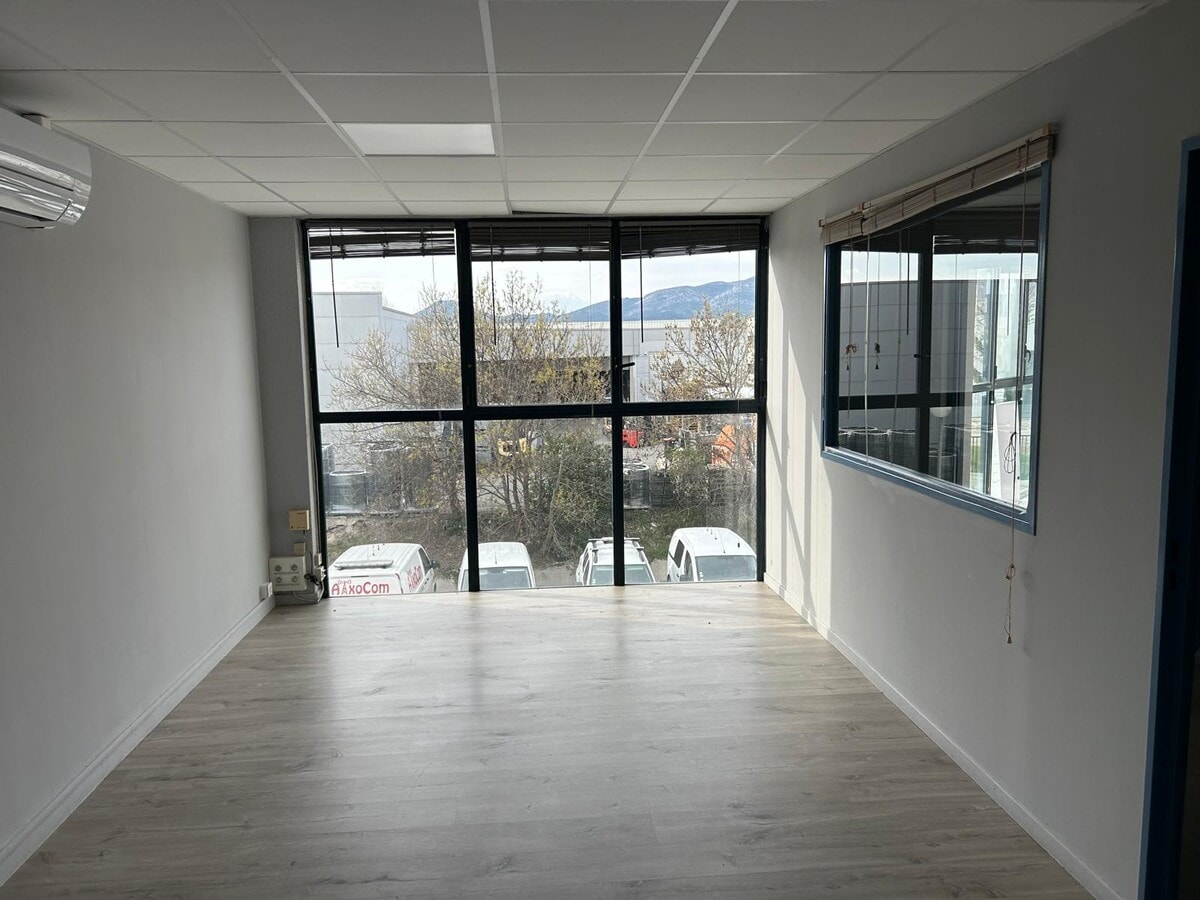 Avenue De Jouques, Aubagne, BDR 13400 - - - Interior Photo - Image 2 of 5