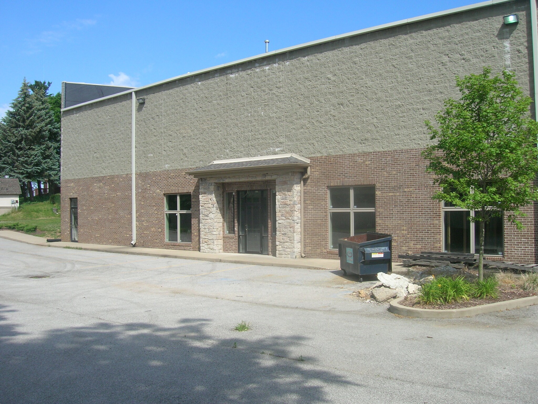 2202 SE Laporte Ave, Valparaiso 46383 Mayfield Plaza