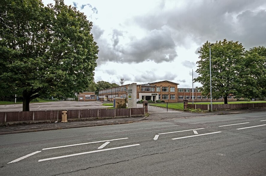 London Rd S, Poynton for rent - Building Photo - Image 3 of 3