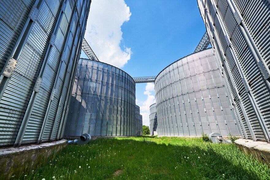 Industrial in SEVILLA to rent - Building Photo - Image 3 of 8