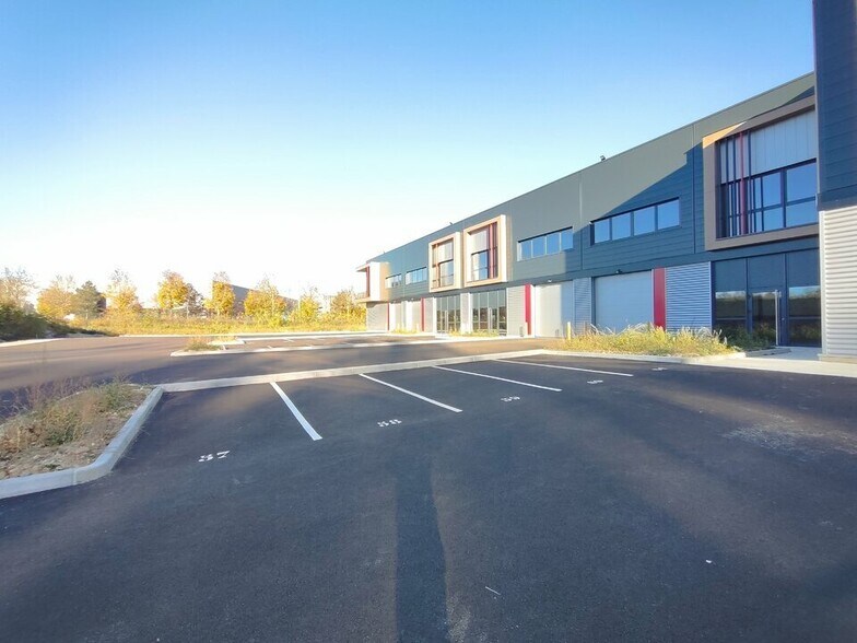 Light Industrial in Saint-Quentin-Fallavier to rent - Building Photo - Image 3 of 9