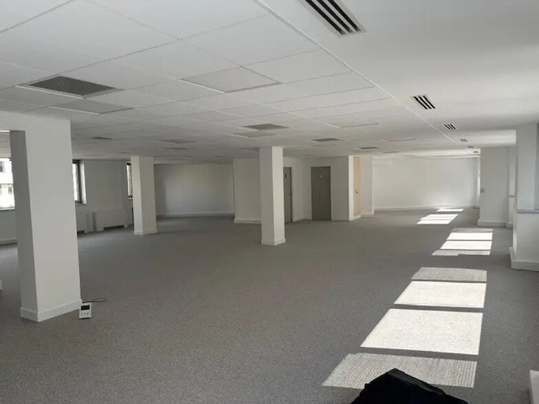 102 Rue De Paris, Boulogne-Billancourt to rent - Interior Photo - Image 3 of 4