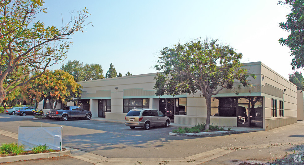 668 Flinn Ave, Moorpark, CA for rent - Primary Photo - Image 1 of 8