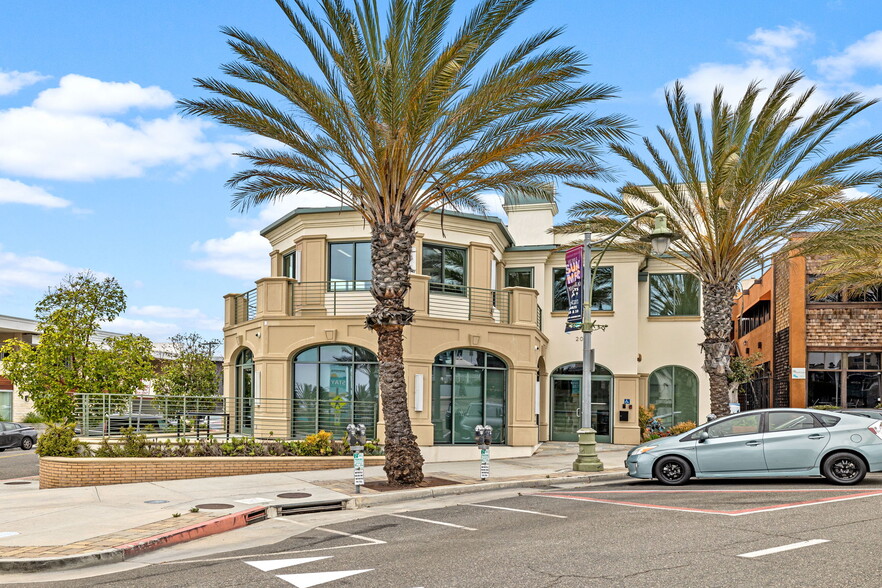 205 Pier Ave, Hermosa Beach, CA for rent - Building Photo - Image 1 of 17