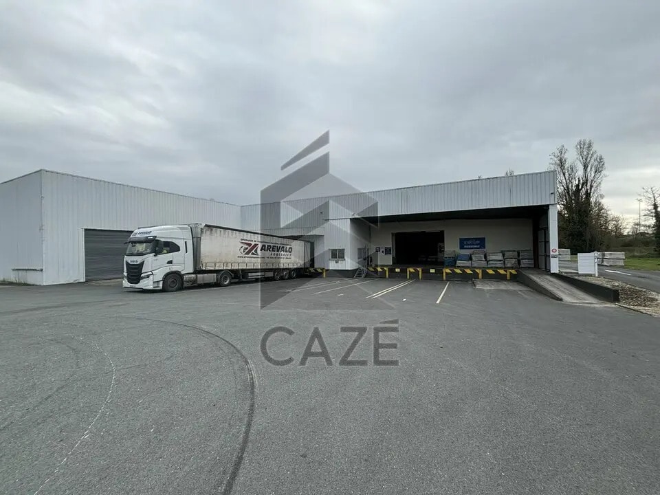 Location Entrepôt 4 860 m² - Photo 1