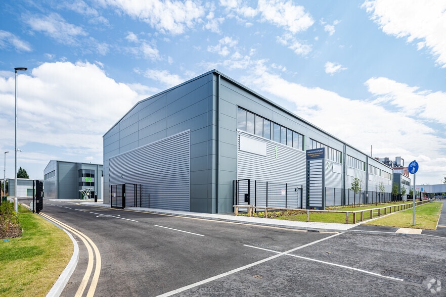 103 Barton Dock Rd, Manchester to rent - Building Photo - Image 3 of 7