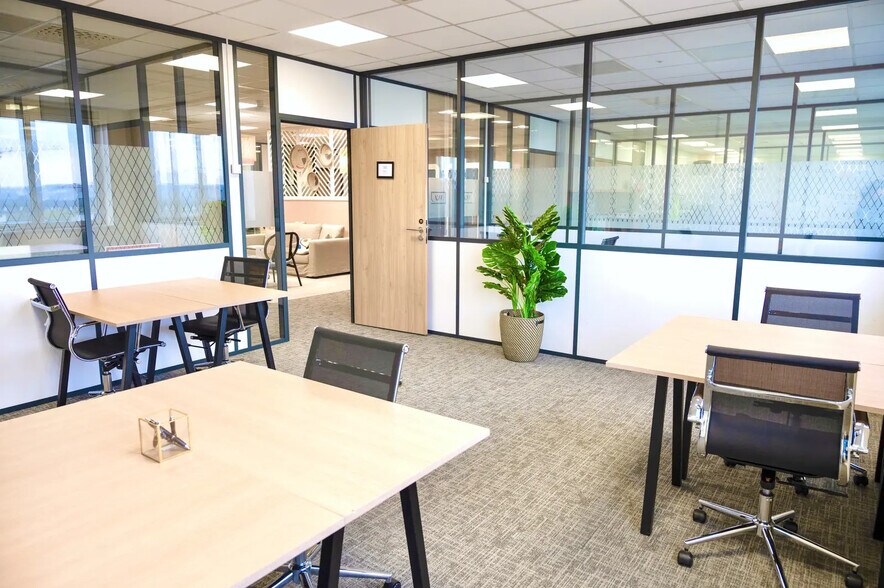 3 Boulevard Des Bouvets, Nanterre to rent - Primary Photo - Image 1 of 5