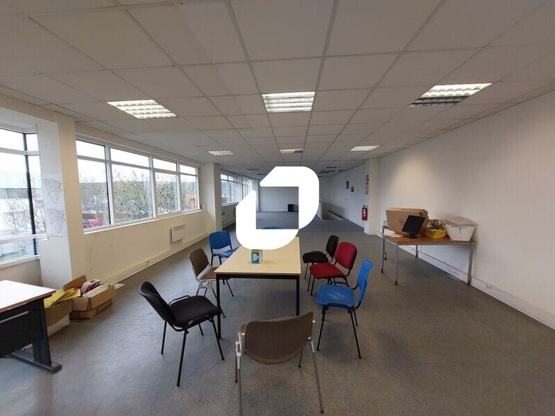 Light Industrial in Bois-d'Arcy to rent - Interior Photo - Image 3 of 12