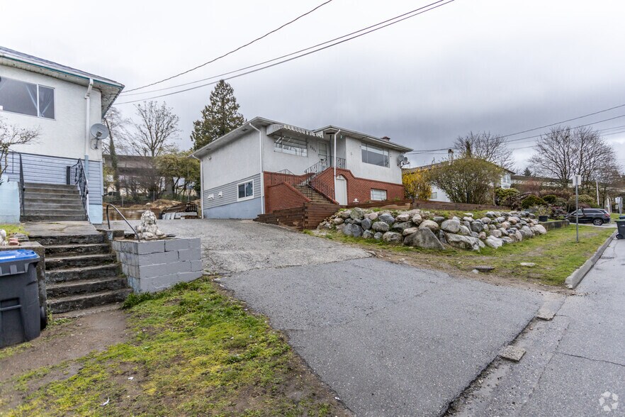 2207-2215 Seventh Av, New Westminster, BC for sale - Primary Photo - Image 1 of 2