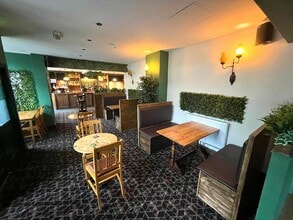 Larkhill Rd, Yeovil to rent Interior Photo- Image 2 of 12
