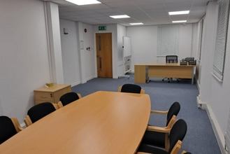 Dukes Ride, Crowthorne to rent Interior Photo- Image 2 of 5