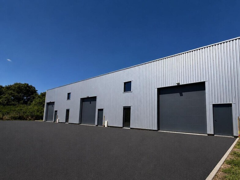 Light Industrial in Mornant to rent - Building Photo - Image 1 of 8
