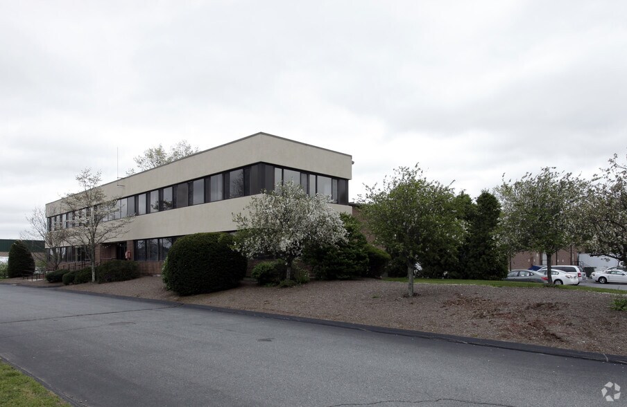 705 Myles Standish Blvd, Taunton, MA for rent - Primary Photo - Image 1 of 18