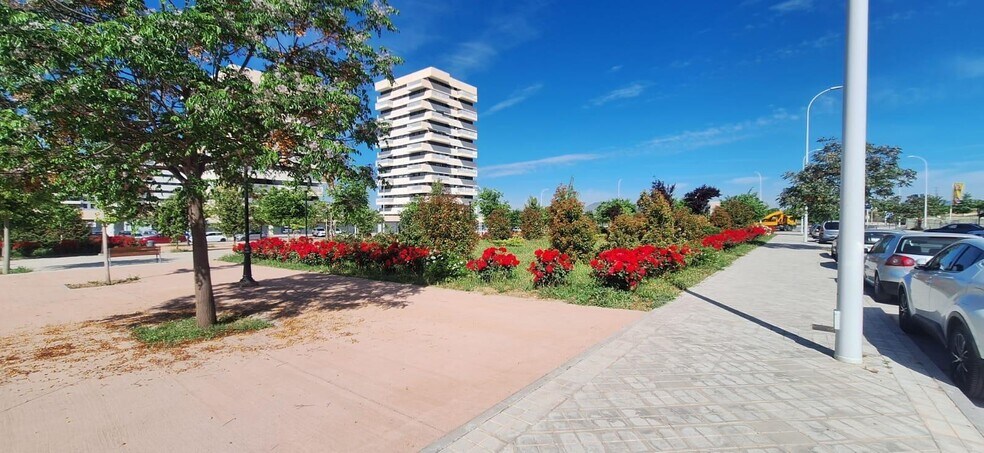 Retail in Granada to rent - Building Photo - Image 3 of 13