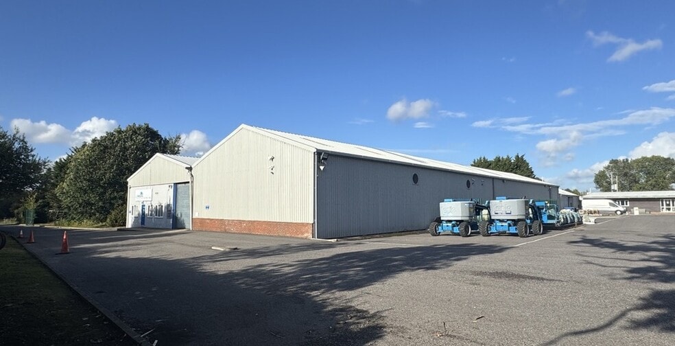 London Rd, Pulborough to rent - Building Photo - Image 2 of 9