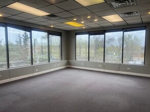 11-21 N Skokie Hwy, Lake Bluff, IL to rent Interior Photo- Image 1 of 3