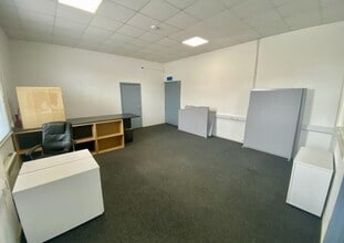 Boss Av, Leighton Buzzard to rent Interior Photo- Image 1 of 2
