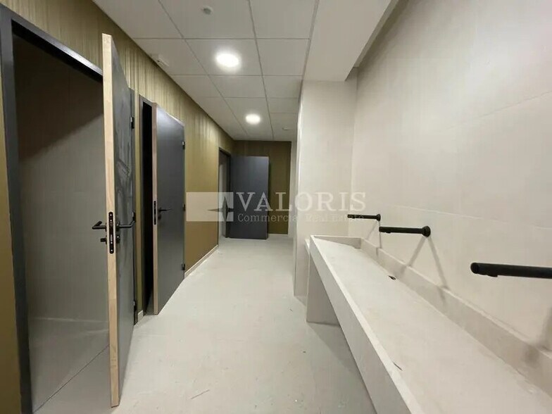 Office in Genas to rent - Building Photo - Image 3 of 14