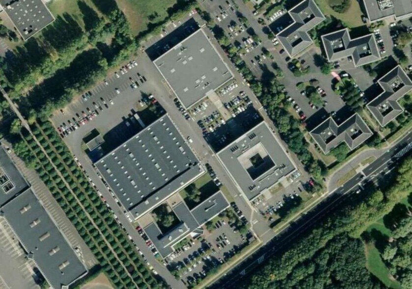 Industrial in Roissy-en-France to rent - Aerial - Image 3 of 3
