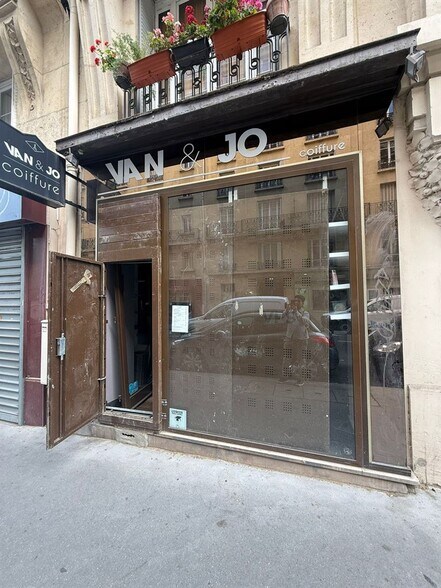 Retail in Paris to rent - Building Photo - Image 1 of 9