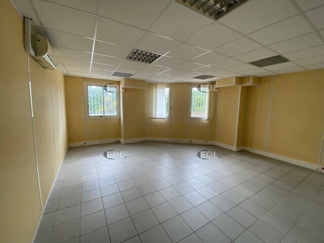 Industrial in Marseille to rent - Building Photo - Image 2 of 7