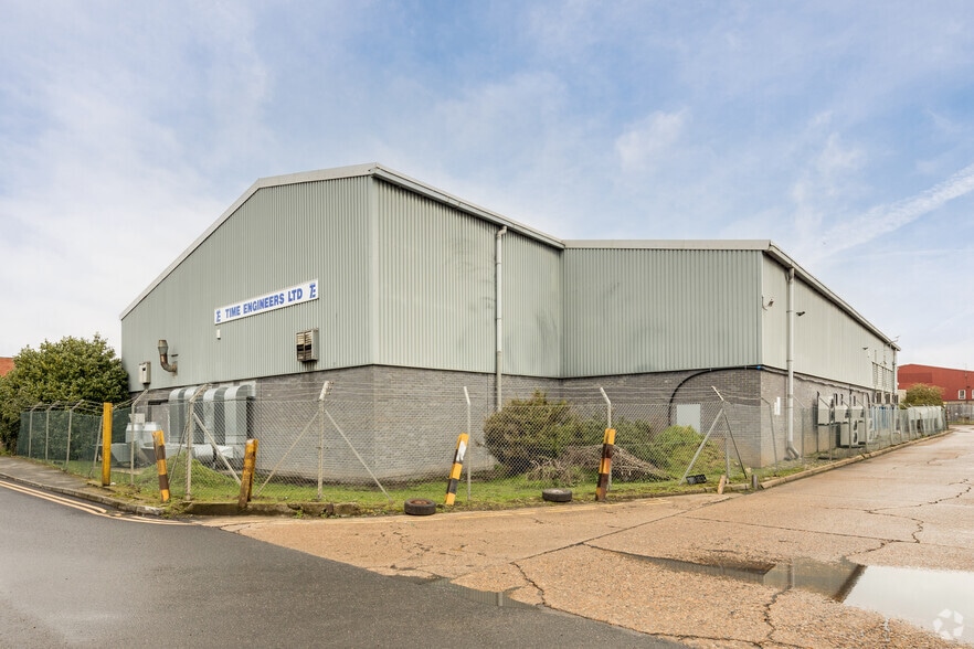 Manor Way, Rainham for sale - Primary Photo - Image 1 of 1