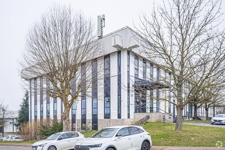Light Industrial in Rungis to rent - Building Photo - Image 2 of 3