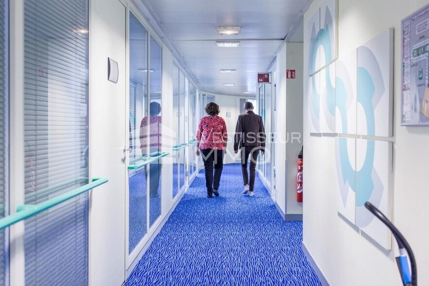 Office in Courbevoie La Defense to rent - Building Photo - Image 3 of 6