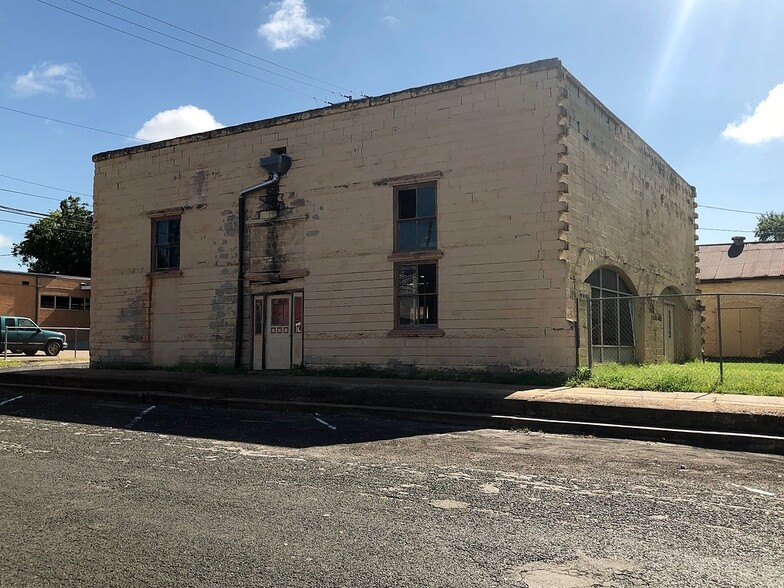 000 Wolters, Schulenburg, TX for sale - Building Photo - Image 3 of 12