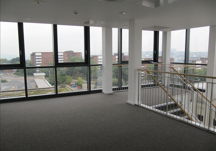 Trinity Sq, Gateshead for rent - Interior Photo - Image 2 of 9