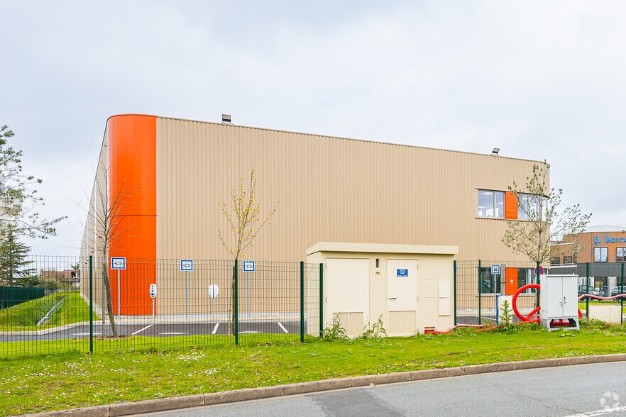 21 Avenue De Norvège, Villebon-sur-Yvette to rent - Building Photo - Image 2 of 12