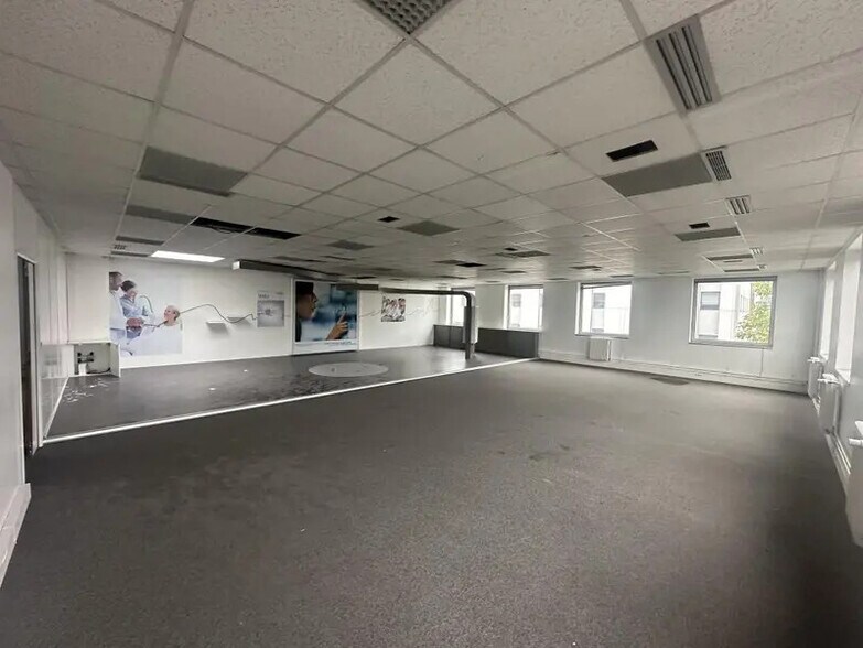 15-21 Rue Georges Besse, Antony to rent - Interior Photo - Image 2 of 20