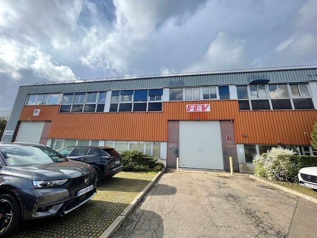 Office in Trappes to rent Building Photo- Image 1 of 9