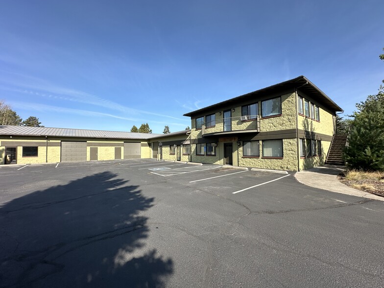 930 SE Textron Dr, Bend, OR for rent - Building Photo - Image 1 of 5