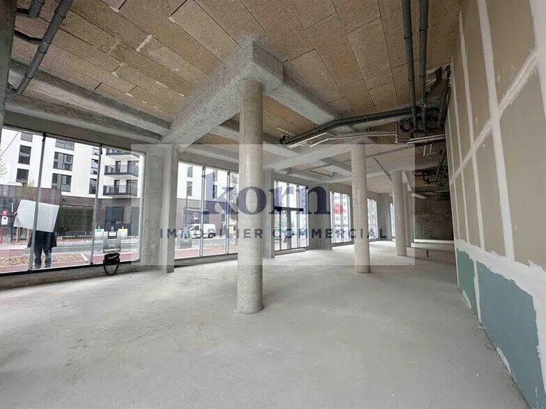 Retail in Bagneux to rent - Interior Photo - Image 2 of 4