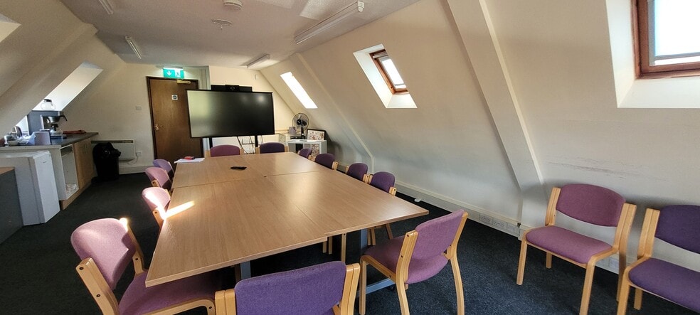 93 High St, Witney to rent - Building Photo - Image 2 of 7