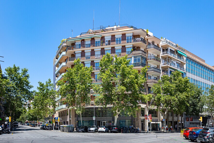 Retail in Barcelona, Barcelona to rent - Building Photo - Image 2 of 2