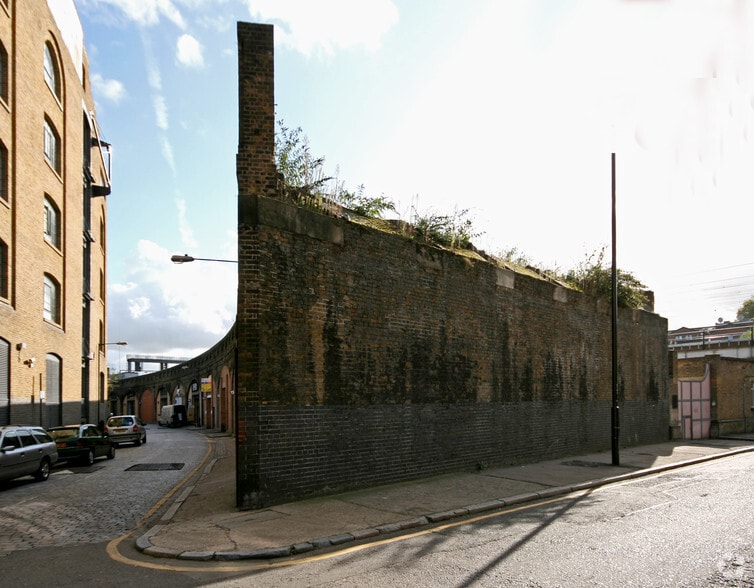 Pinchin St, London to rent - Building Photo - Image 3 of 14