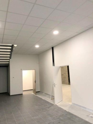 Industrial in Elancourt to rent - Building Photo - Image 2 of 7